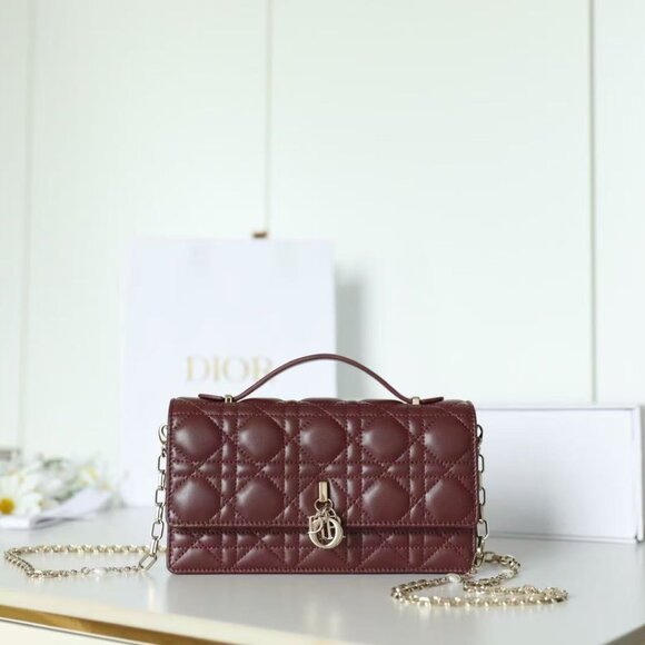 Classic DIOR Bag: A Stylish and Versatile Choice for Elegance - Picture 1 of 11